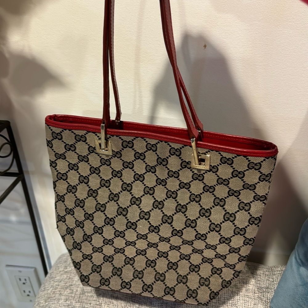 Gucci shoulder bag- worn a handful of times. Comes with dust bag